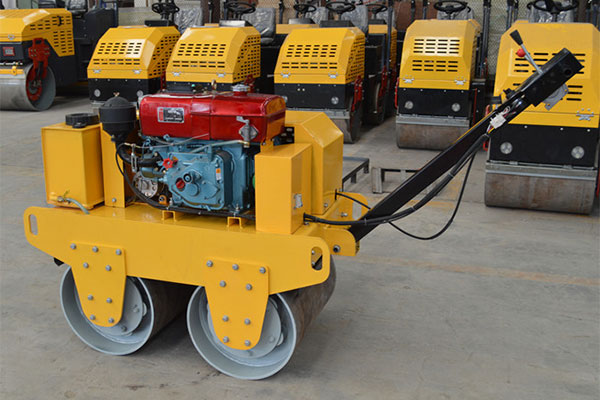 小型壓路機(jī)廠(chǎng)家分析三輪壓路機(jī)和雙輪壓路機(jī)的區(qū)別